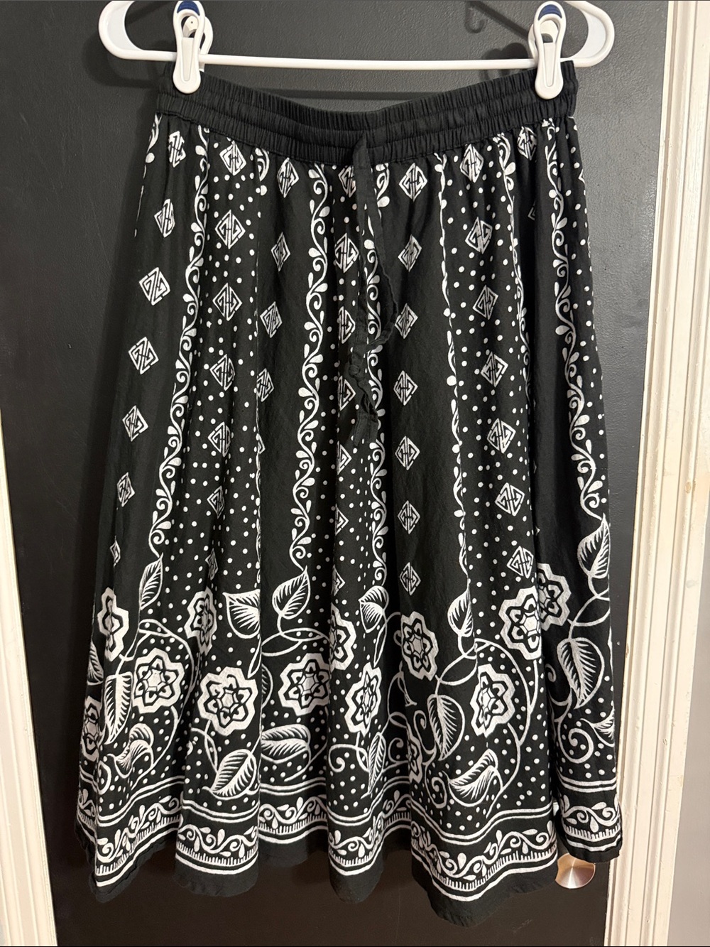 Jackpot Print Midi Elastic Waist Batik Skirt Size: OSFM Length: 26”